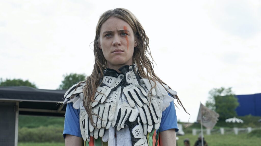 Makenzie Davis interprète Kirsten, actrice, metteuse en scène dans ce monde post-apocalyptique. // Source : HBO
