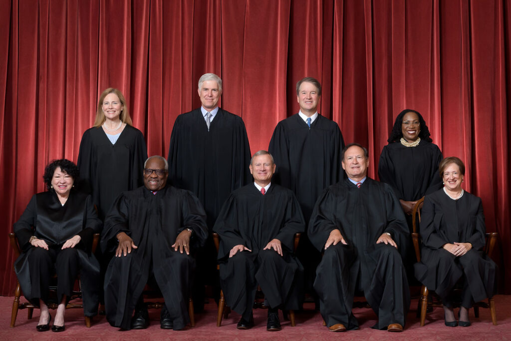 Les 9 juges de la Cour Suprême, l'instance juridique la plus puissante des États-Unis. // Source : Cour Suprême