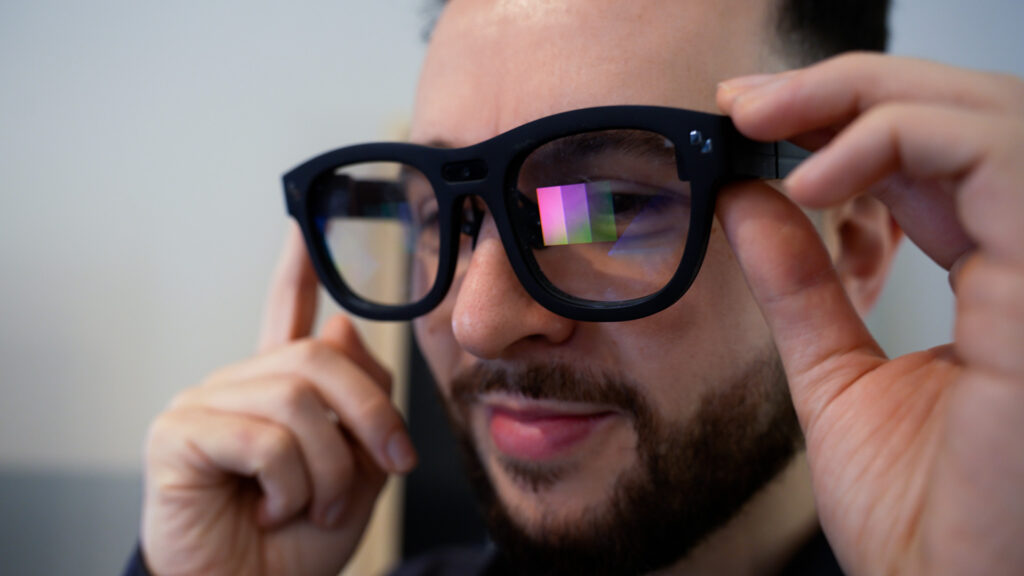 Est-ce que ma tête est trop petites ? Ou est-ce les lunettes de TCL qui sont trop grandes ? // Source : Nino Barbey pour Numerama