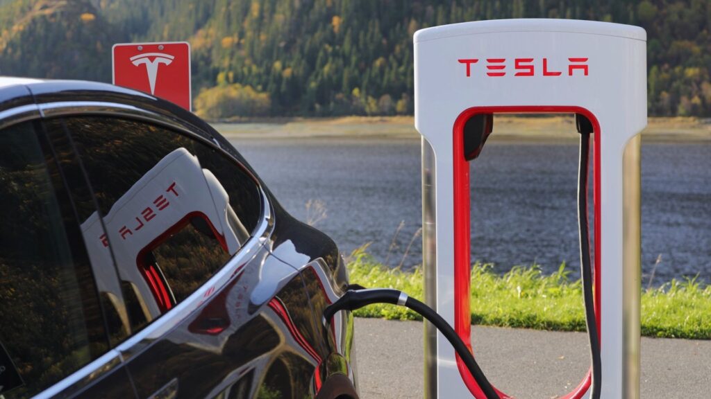 Un véhicule Tesla en train de charger. // Source : Canva