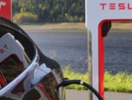 Un véhicule Tesla en train de charger. // Source : Canva