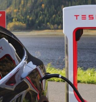Un véhicule Tesla en train de charger. // Source : Canva
