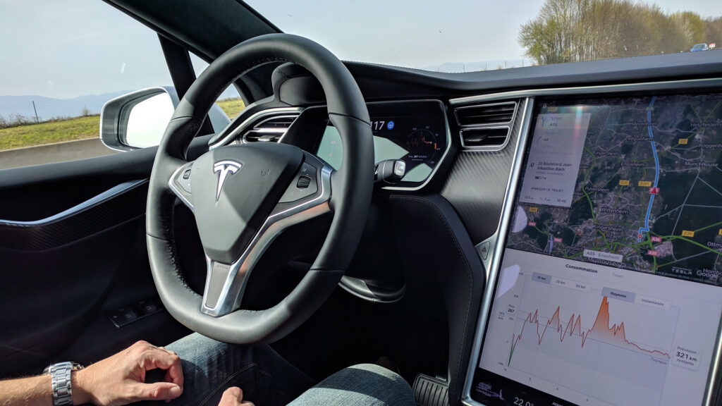 The Tesla quickly reminds you to put your hands back on the wheel // Source: Raphaelle Baut