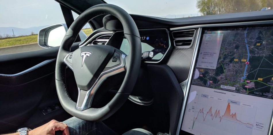 La Tesla rappelle vite de remettre les mains sur le volant // Source : Raphaelle Baut