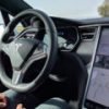 La Tesla rappelle vite de remettre les mains sur le volant // Source : Raphaelle Baut
