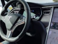La Tesla rappelle vite de remettre les mains sur le volant // Source : Raphaelle Baut La Tesla rappelle vite de remettre les mains sur le volant // Source : Raphaelle Baut