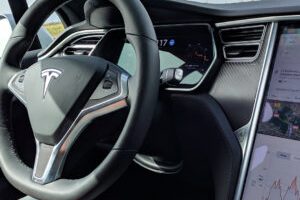 La Tesla rappelle vite de remettre les mains sur le volant // Source : Raphaelle Baut La Tesla rappelle vite de remettre les mains sur le volant // Source : Raphaelle Baut