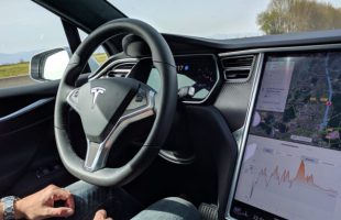 La Tesla rappelle vite de remettre les mains sur le volant // Source : Raphaelle Baut
