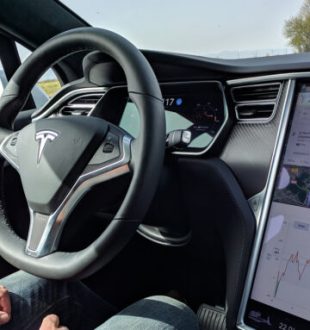La Tesla rappelle vite de remettre les mains sur le volant // Source : Raphaelle Baut