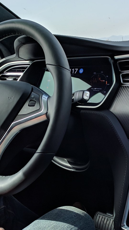 La Tesla rappelle vite de remettre les mains sur le volant // Source : Raphaelle Baut La Tesla rappelle vite de remettre les mains sur le volant // Source : Raphaelle Baut