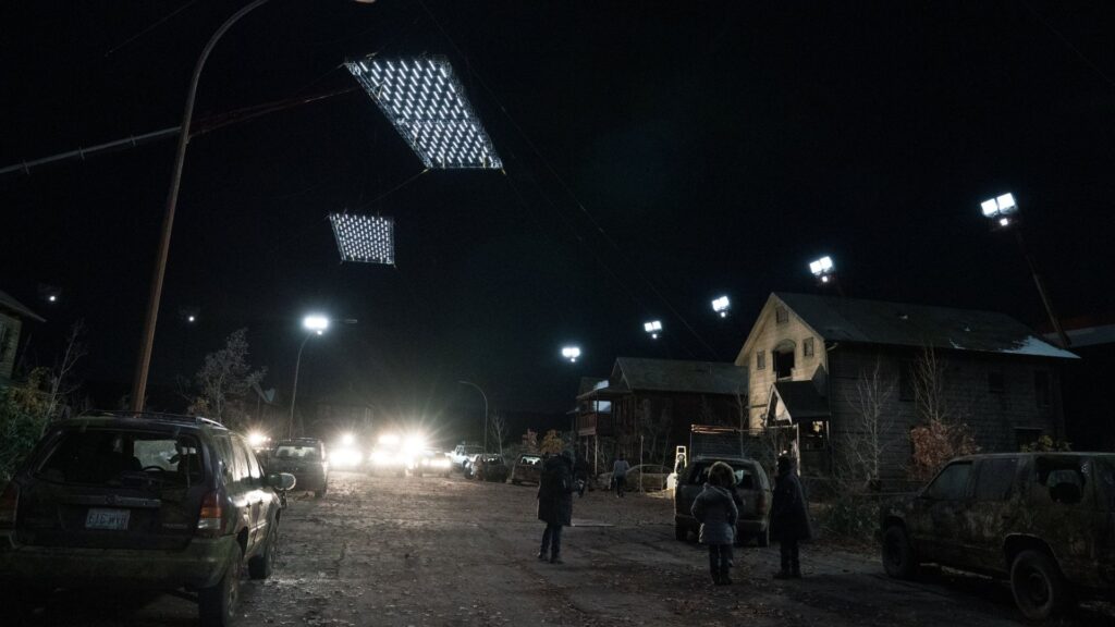 Le système d'éclairage de la scène de nuit dans l'épisode 5 de The Last of Us. // Source : Eben Bolter/HBO
