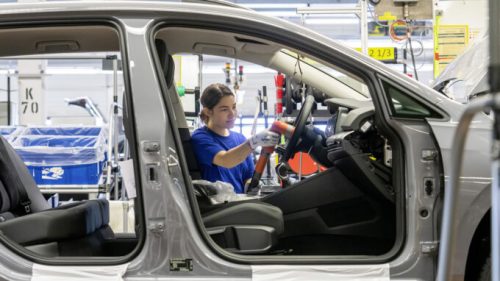 Employée de production à l'usine VW Wolfsburg // Source : Volkswagen