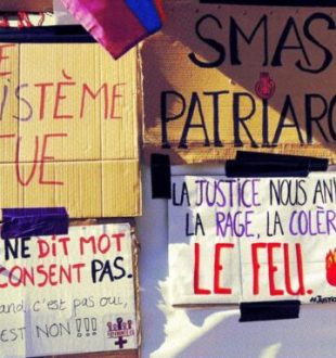 Des affiches lors de la grève féministe du 8 mars 2022 // Source : Journal L'Humanité / YouTube