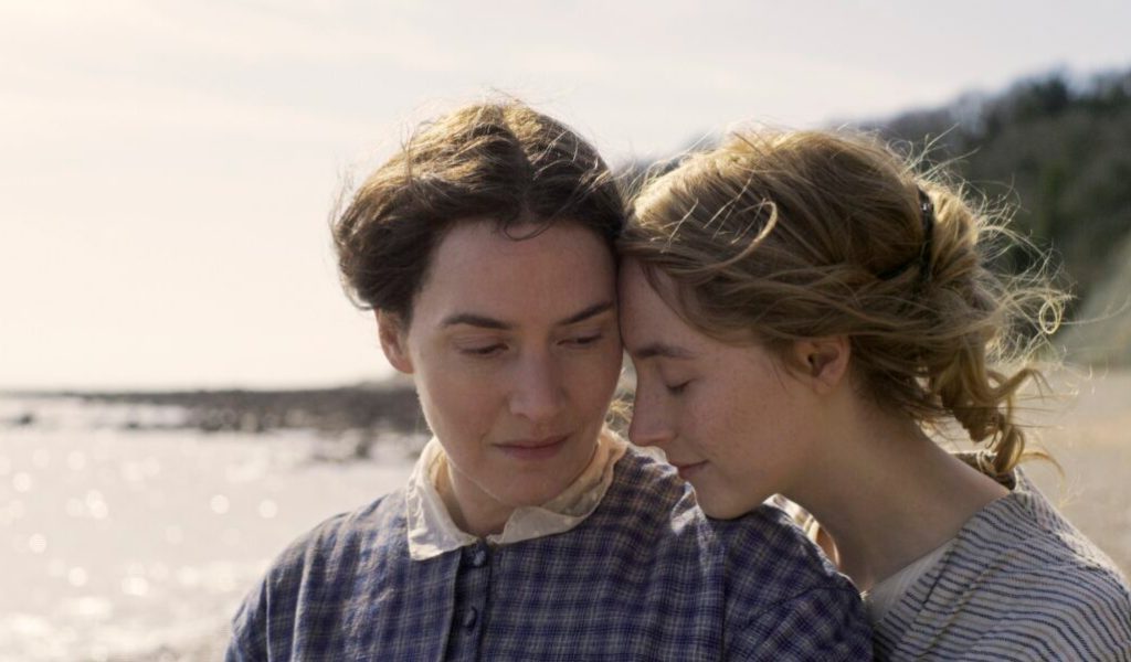 Kate Winslet et Saoirse Ronan dans la romance lesbienne Ammonite // Source : See Saw Films Kate Winslet et Saoirse Ronan dans la romance lesbienne Ammonite // Source : See Saw Films