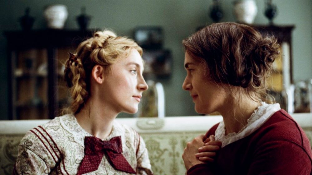Kate Winslet et Saoirse Ronan dans la romance lesbienne Ammonite // Source : Agatha A. Nitecka