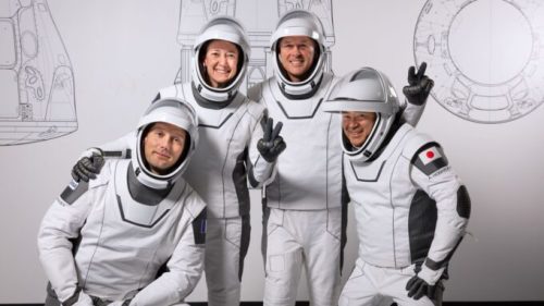Des astronautes, dont Thomas Pesquet, en blanc. // Source : Flickr/CC/SpaceX (photo recadrée)