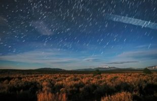 Ciel nocturne où l'on voit les satellites Starlink... // Source : NoirLab/M. Lewinsky/CC