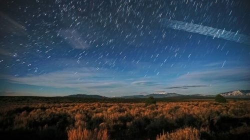 Ciel nocturne où l'on voit les satellites Starlink... // Source : NoirLab/M. Lewinsky/CC