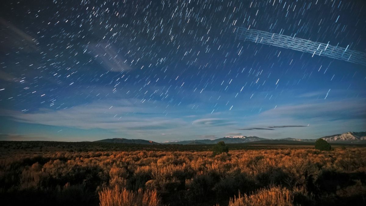 Ciel nocturne où l'on voit les satellites Starlink... // Source : NoirLab/M. Lewinsky/CC