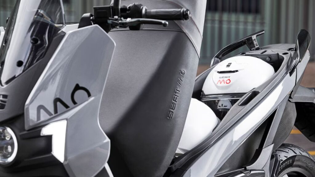 For comfort, Seat offers storage space capable of accommodating two helmets and improved connectivity // Source: Seat