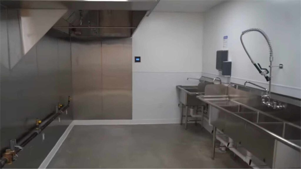 L'intérieur d'une dark kitchen, sur un modèle proposé par CloudKitchen // Source : YouTube / CloudKitchen L'intérieur d'une dark kitchen, sur un modèle proposé par CloudKitchen // Source : YouTube / CloudKitchen