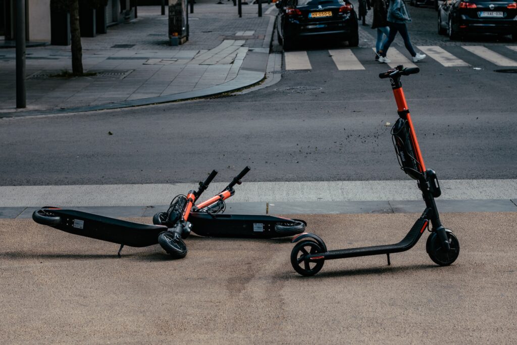 Âge minimum, amendes : toutes les nouvelles restrictions pour la trottinette électrique ! Par Dylan Veerasamy Ernest-ojeh-jmz7cfsrqzi-unsplash-1024x683