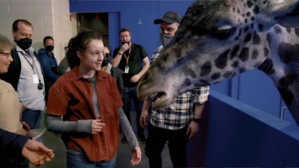 Bella Ramsey avec la girafe de The Last of Us. // Source : HBO (making of)