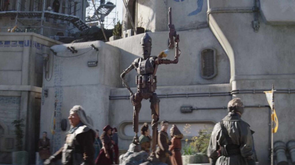 Une statue en hommage à IG-11 a été installée sur Nevarro // Source : Disney+