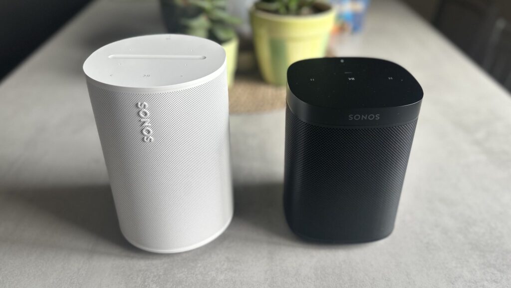 Sonos Era 100 et Sonos One // Source : Maxime Claudel pour Numerama