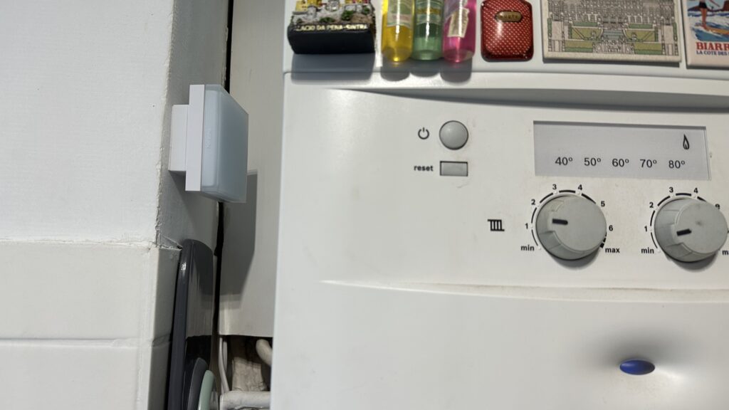Le relais blanc est relié à la chaudière avec des fils et communique par ondes radio avec le thermostat. // Source : Numerama
