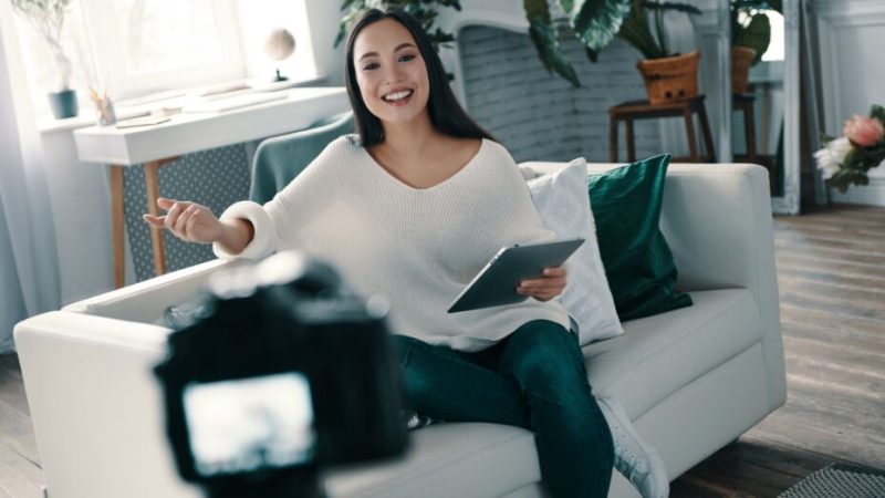 Crypto-monnaies, images retouchées, alcool : tout ce qui change avec la loi sur les influenceurs