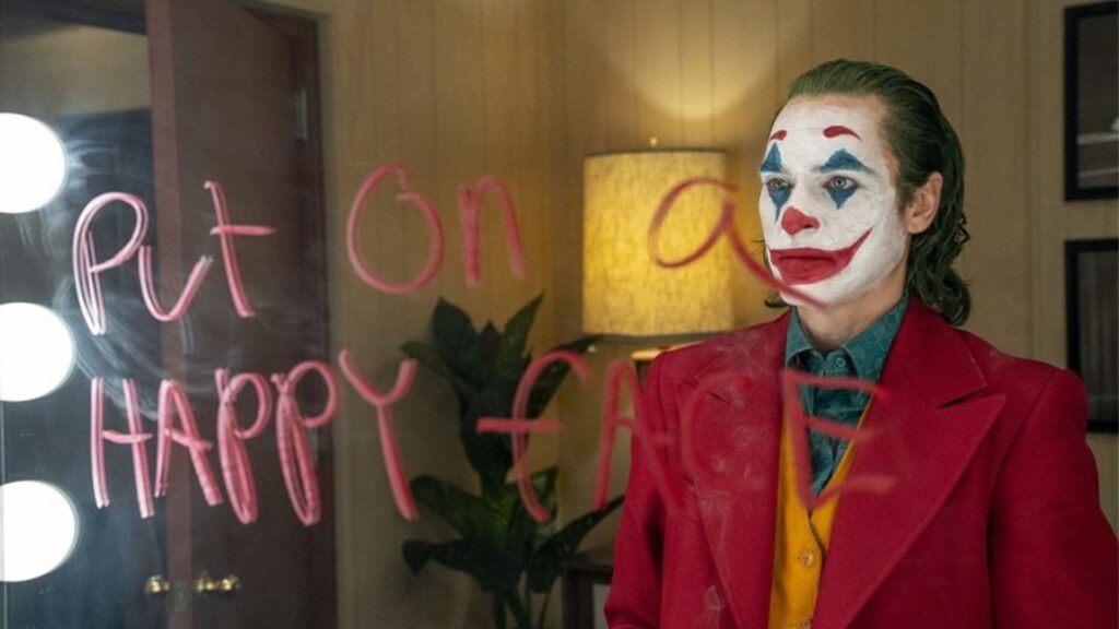 Le film Joker avec Joaquin Phoenix jouait justement sur le contraste de la « happy face ». // Source : DC/Warner