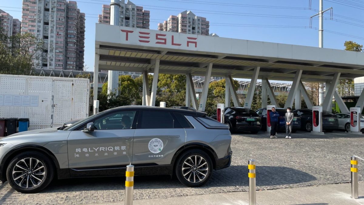 Cadillac Lyriq devant Tesla Supercharger // Source : Capture d'écran Twitter/JayInShanghai