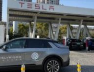 Cadillac Lyriq devant Tesla Supercharger // Source : Capture d'écran Twitter/JayInShanghai