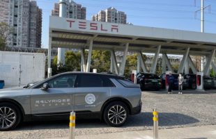 Cadillac Lyriq devant Tesla Supercharger // Source : Capture d'écran Twitter/JayInShanghai