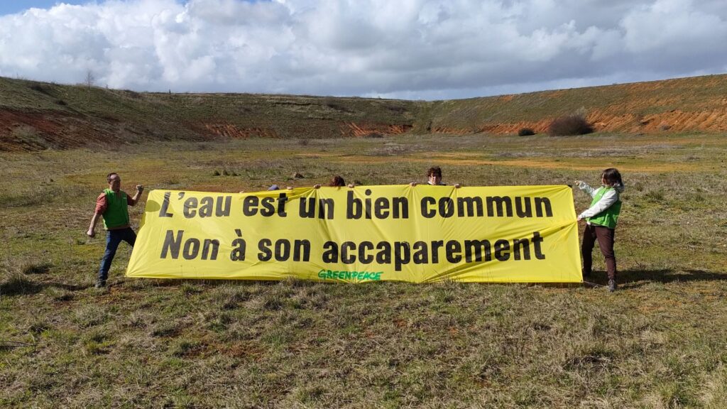 Action militante de Greenpeace à Sainte Soline envers une méga-bassine. // Source : Greenpeace