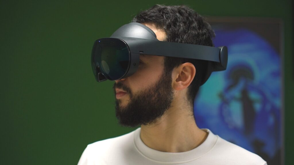 Le Meta Quest Pro n'écrase pas les cheveux, mais est lourd à l'arrière du crâne. // Source : Numerama/TA Le Meta Quest Pro n'écrase pas les cheveux, mais est lourd à l'arrière du crâne. // Source : Numerama/TA