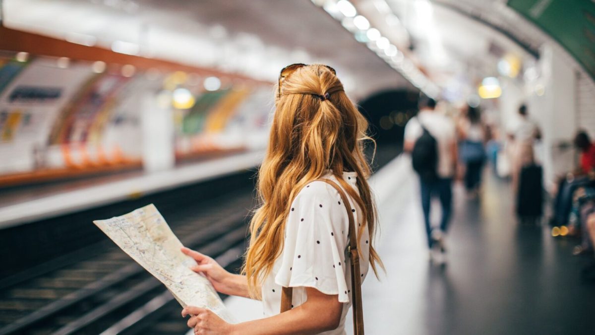 Passagère du métro parisien. // Source : Canva