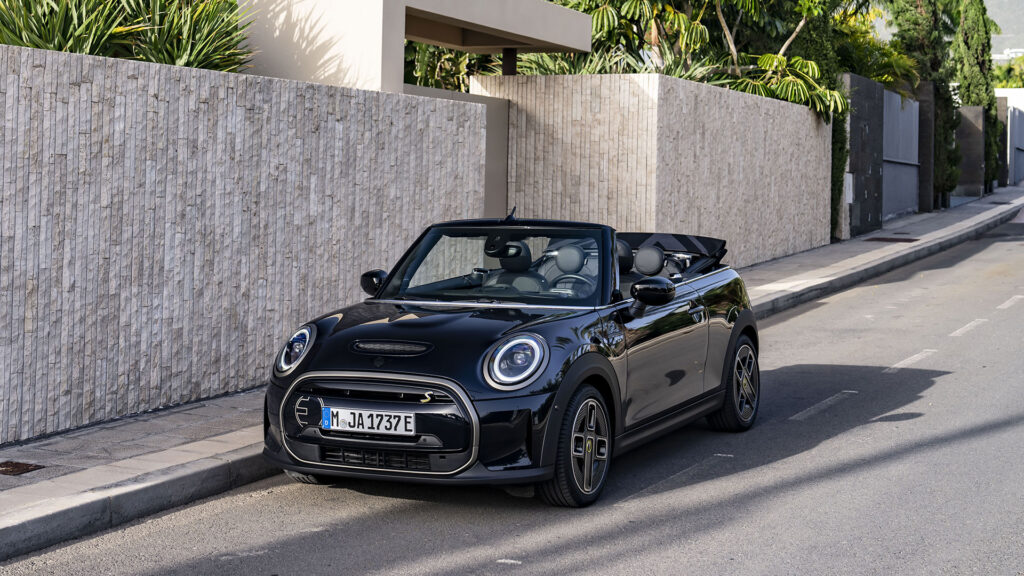 Mini Cooper SE cabriolet en 999 exemplaires // Source : Mini