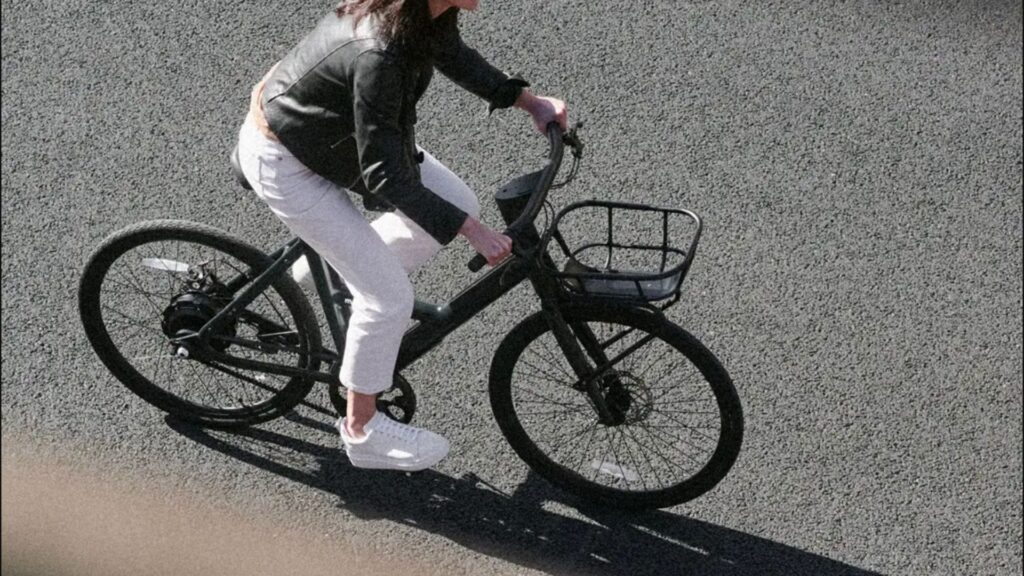 Le vélo électrique en location Motto avec le panier // Source : Motto Le vélo électrique en location Motto avec le panier // Source : Motto
