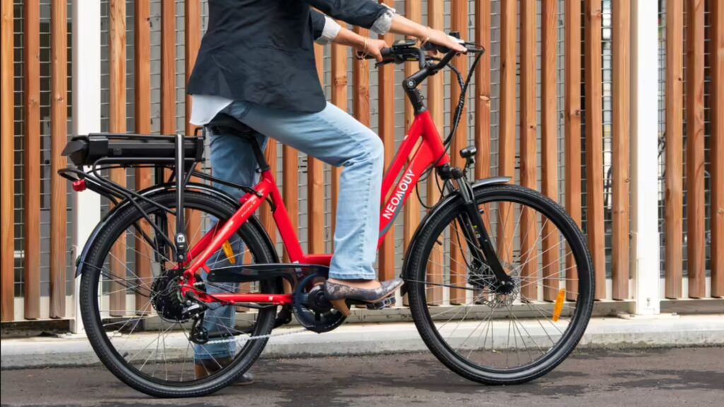 Le vélo Néomouv Sinapia est le vélo électrique en location le moins cher de Decathlon // Source : Decathlon