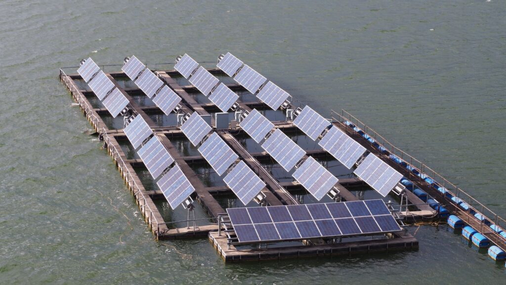 Un exemple de panneaux solaires flottants. // Source : Canva