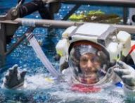 Thomas Pesquet dans la piscine de l'ESA // Source : NASA - B. Stafford (modifié avec Canva)