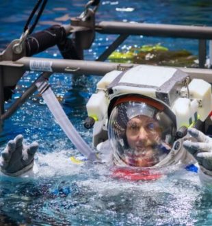 Thomas Pesquet dans la piscine de l'ESA // Source : NASA - B. Stafford (modifié avec Canva)