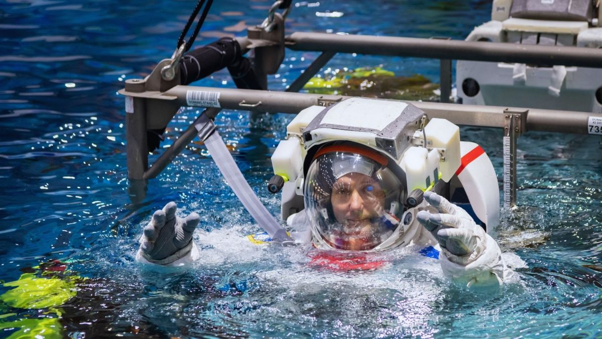 Thomas Pesquet dans la piscine de l'ESA // Source : NASA - B. Stafford (modifié avec Canva)