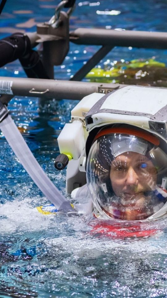 Thomas Pesquet dans la piscine de l'ESA // Source : NASA - B. Stafford (modifié avec Canva)