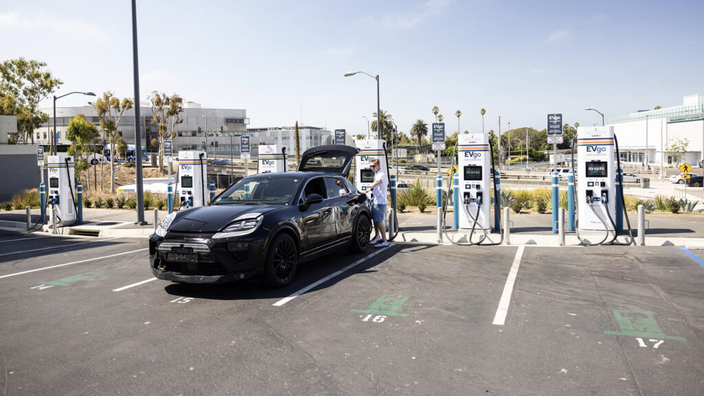 Prototype de Porsche Macan en essai routier // Source : Porsche