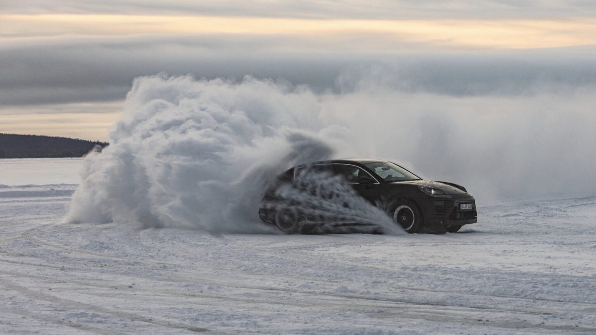 Prototype de Porsche Macan en essai sur neige  // Source : Porsche