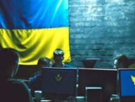 Plusieurs dizaines de milliers de hackers aident l'Ukraine dans des cyberattaques contre la Russie. // Source : Numerama avec Midjourney