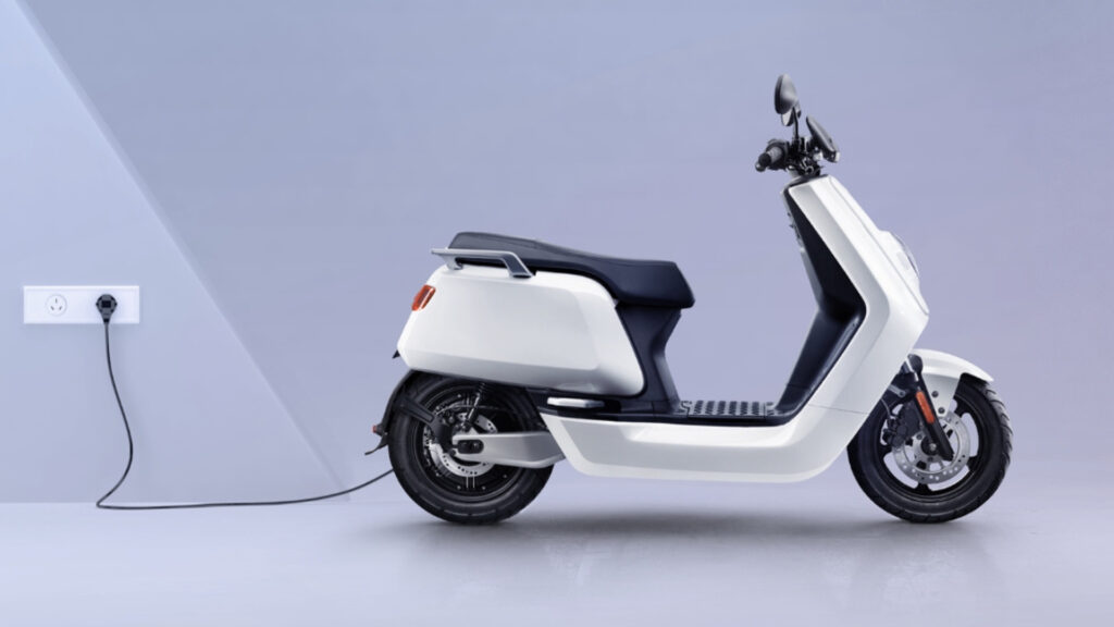 Vous pouvez aussi recharger le batterie directement sur le scooter // Source : Niu